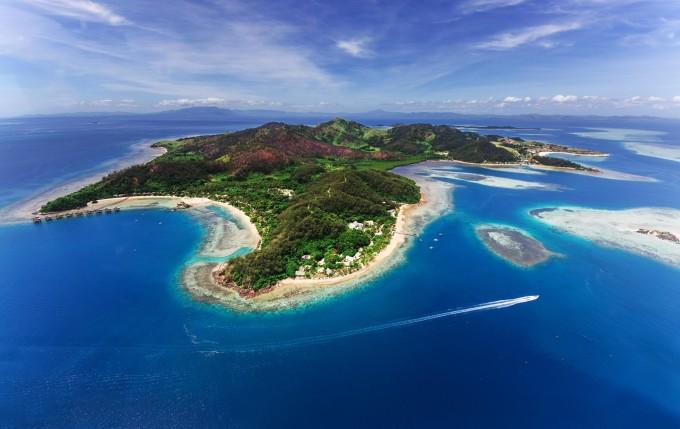 吴秀波与靳东同赴米兰时装周,年龄只差9岁,气质相差很大吗?红迪网-探索全新视角